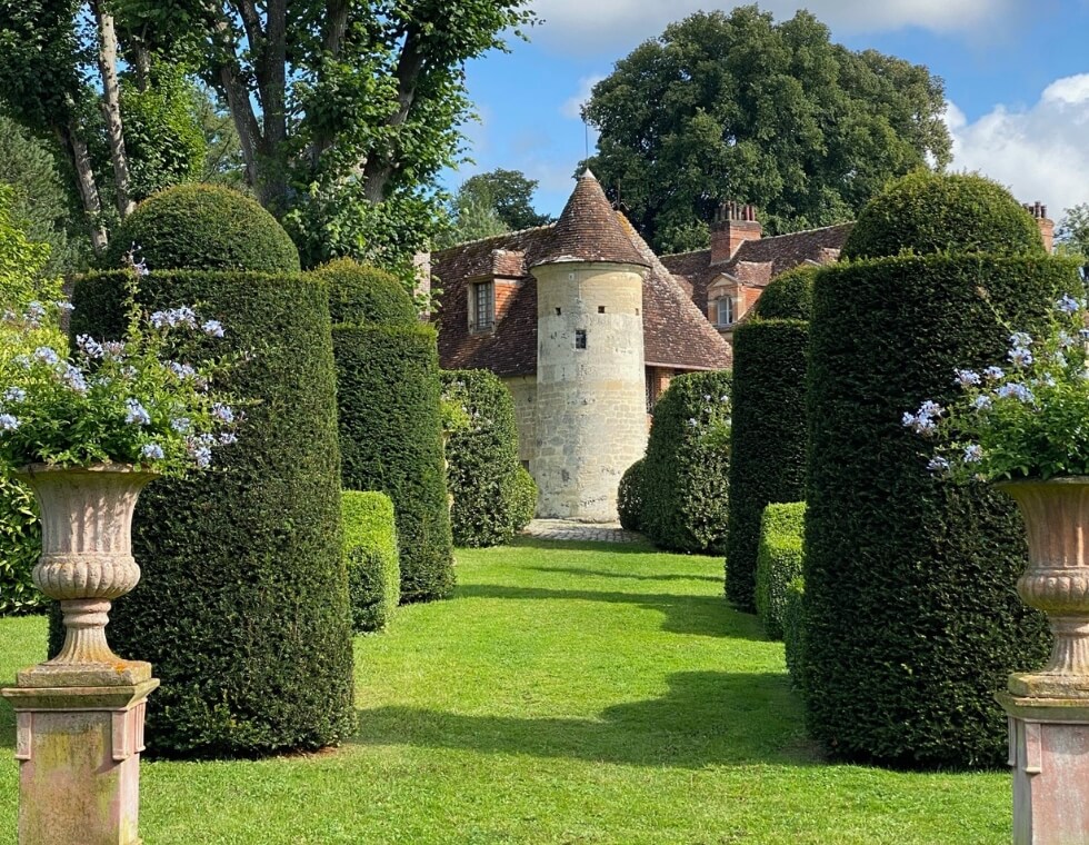Boutemont Castle's lush grounds feature ample walking paths between manicured hedges.