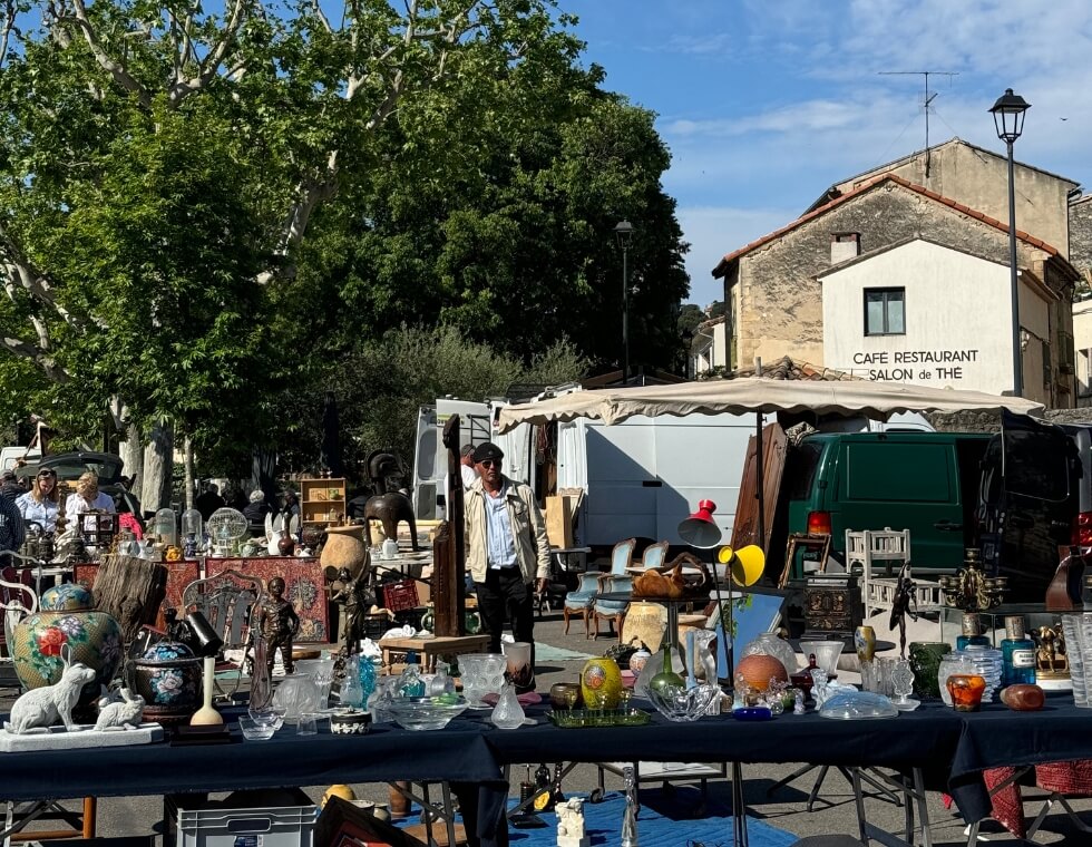 Villeneuve les Avignon outdoor French market with vendors and tables of antiques.